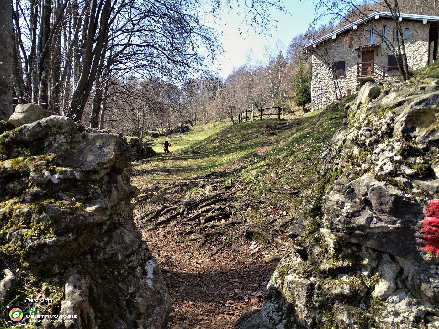 69 Il Rif. Monte Zucco (1150 m) nella radura dei Foppi.JPG